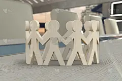 人们手牵着手围成一圈的木制人像