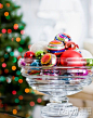 圣诞装饰球，纯色的，带装饰的，各种色彩闪亮亮的招人喜欢，它不只是用来装饰圣诞树，在托盘里摆放几个不同颜色的圣诞球，或者随意撒落在餐桌上，盛装在透明碗杯里，装在圣诞袜里，放在丝带上……都是极美的点缀。跟随我们一起来看看圣诞球的各种完美造型吧。多彩圣诞球和圣诞树遥遥呼应