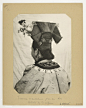 法国摄影家Laribe Firmin1900-1910年间在中国拍摄的一个旗人妇女“两把儿头”背面。金受申书中说：“两把头也有三种分别，第一是‘真头发两把头’，第二是‘盘假头发两把头’，第三是‘缎子两把头’。在庚子以前，没有缎子两把头，盘假头发的两把头也很少。”照片中可能是第二种