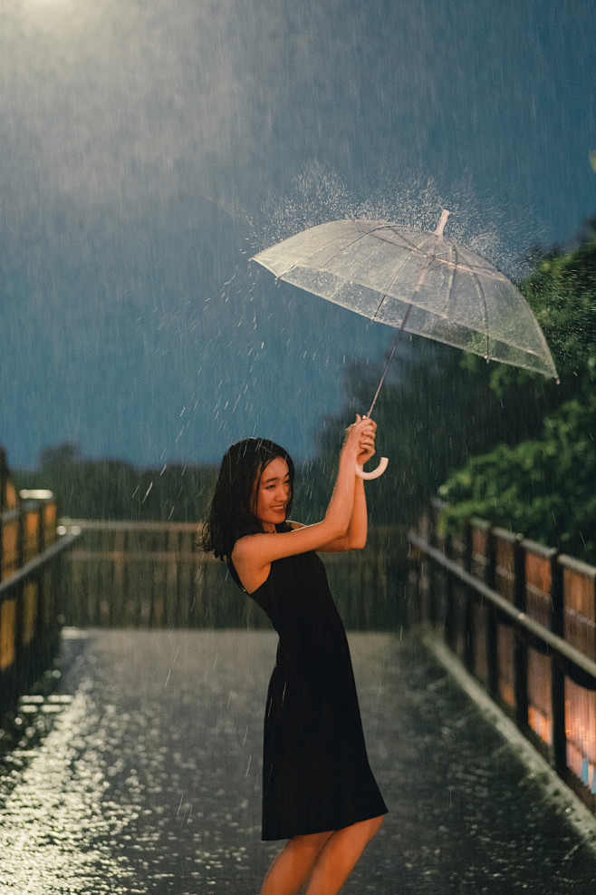 ^
找一天去淋雨啊，
老是躲雨她会难过的...