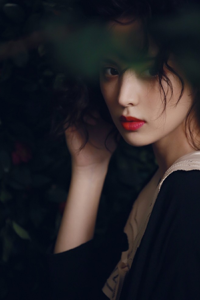 组图娜扎穿黑裙留浪漫卷发红唇性感眼神魅惑展复古风情1月21日古力