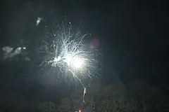 爆炸图片烟花爆竹光芒四射免费素材鞭炮喜庆高清背景热闹火花璀璨燃烧闪耀新年点燃多姿多彩春节除夕818A9836 – 饿狐背景网站-微距高清设计素材免费图片下载海报壁纸摄影背景素材，背景图，背景墙，背景板，背景图片，背景纹理，背景板设计，背景材质，背景大图