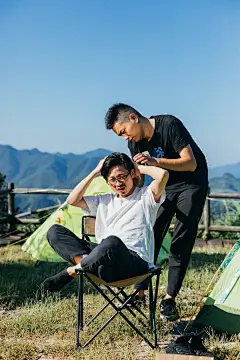 一起去露个营

摄影：洪小漩

地址：浦江高塘

之前一直向往树哥自驾游露营的度周末方式，觉得体验一定很棒。

自从去年十一，我初次体会到和朋友们一起露营的滋味后，更是心心念念不已。一直和朋友念叨着，下次什么时候有机会再去。

在中秋节之前，玩伴相约聚餐，饭罢聊起此前露营的经历，挨冻、烧烤、小酌、赏星空、观日出，娟子的对象提议也想去，且他们开车方便。这就一拍即合。

因为我和娟子都是浦江人，两个浦江女婿自然是要在中秋节去丈母娘家过节，寻找露营地的事，就顺理成章地落到了我头上。

在表姐一番咨询下，寻了高塘