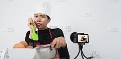 美食博客直播。在线食物教练女厨师。通过手机摄像头在线与订户一起烹饪。视频博主和网红录制关于健康食品的