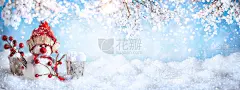 有趣的雪人在冬天下雪的背景和下雪的树枝