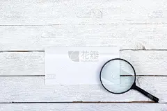的名片。公司文具设置模型。木桌上的空白纹理品牌ID元素。放大镜。俯视图