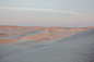 沙漠，有着超现实主义和未来主义的外形

加拿大摄影师 Chiara Zonca 实现了阿曼沙漠沙丘的极简主义风格。这些照片是在太阳沉入地平线前几秒钟拍摄的。该系列名为“Tread softly”，展示了沙漠的抽象本质及其错综复杂的图案，创造出超现实主义和建筑形式，在某些方面似乎是未来派的。 ​​​​