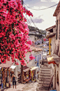 Parga, Epirus, Greece。希腊伊庇鲁斯帕尔加。在希腊众多脍炙人口的旅游圣地、文化遗产之外，还有一座美丽而秀珍的港口城市－一个叫做帕尔加(Parga)的色彩斑斓的海滨小城。这里的街巷蜿蜒起伏纵横交错，一路上各种小店商铺或是浓得化不开的色彩，或是犹如瀑布一般倾斜而下的植物都会让你收获到惊喜。而海边的码头广场是Parga小城的“政治、文化、经济及交通中心”，这里云集了全市最多的咖啡馆、餐厅、酒吧、市民及游客。