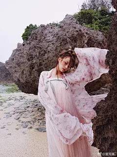 表白：我爱你们
之前在冲绳牛老师手机拍的两组汉服@刘宥灵Jovie ​​​​