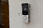 房子墙上的门铃上有监控摄像头