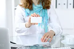 5张手持空白名片的人物高清图片 - 素材中国16素材网