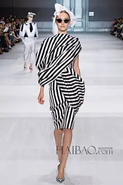 究竟什么是欧普艺术？_art : 欧普艺术盛行于1960年代，运用视觉的扭曲、错视、律动、及空间上的幻觉，亦称为视觉艺术或知觉抽象，欧普艺术也称光学艺术，幻觉艺术，纯以几何形为主，表现复杂的视觉效果。 本期时装档案，海报编编就带…