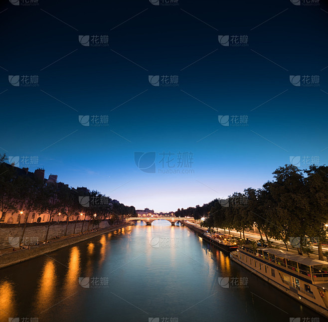 夜晚的塞纳河，从一座桥上看到的景色