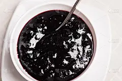 用勺子从李子里舀出果酱