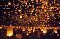 泰国民众放飞万盏孔明灯点亮夜空祈福
