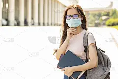 大中专院校流行病学教学规则、学生接种疫苗、戴着医用膏药、戴着防护口罩接种疫苗的少女站在大学附近