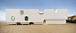 #建筑设计#像奶酪的建筑，拱顶住宅/ Johnston Marklee
坐落在南加州一个高密度开发的沙滩场地上，拱顶住宅挑战在于狭窄的海滨地段中常见的地形。不同于直接致力于绝佳海景，主要体块内透明室内空间的布置，提供多种斜视图，并且在多种角度上捕捉到自然光。简单的直线体块内包含堆积和单向拱形房间，平行的房间作为一个过滤器，筛过延伸向西面的东部海滨景色。