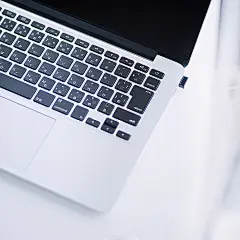 纯白色静物日系摄影图片ipad4壁纸