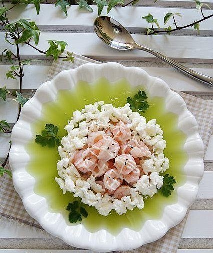 碧波瑞雪沙拉虾
盘底是绿色的果冻层，蛋清...