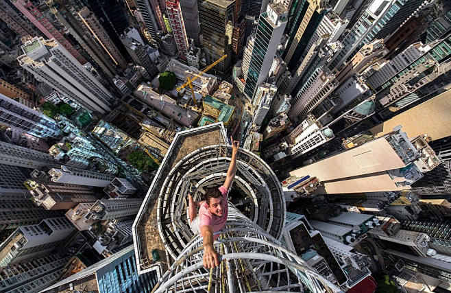 俄罗斯帅小伙爬香港摩天大楼玩自拍