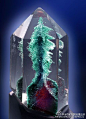 #宝玉石课堂#水晶的化学成分是二氧化硅，是结晶颗粒比较大的石英单晶体。由于水晶内部含有致色离子或者存在色心，可以形成烟晶、紫水晶和黄水晶等，这种颜色成因的水晶通常颜色较为均一；水晶内部也可以包裹绿泥石、铁钛氧化物或者含铜矿物，产生蓝绿色、红色或绿色等色调，但颜色分布不均一。
