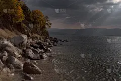 阳光洒落在湖面上。