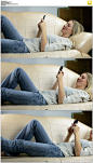 女人躺沙发上玩手机