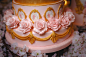 武汉SissiCakeDesign【巴洛克甜品台】 By @Sissi Cake Design : 本次甜品台，粉金色的搭配，低奢华丽。原设计来自加拿大Cake Opera，以一贯华丽繁复的巴洛克风格著称。