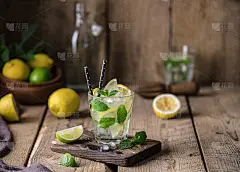 莫吉托鸡尾酒与酸橙，柠檬和薄荷杯在一个黑暗的乡村背景。新鲜的夏季鸡尾酒。柠檬莫吉托