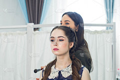 师父在美容院给金发美女化妆