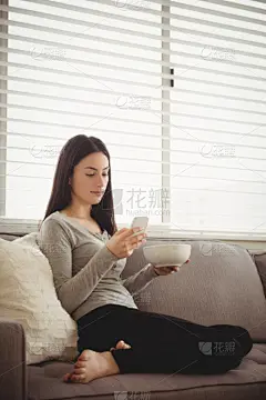 沙发,女人,侧面视角,手机,百叶帘,软垫,垂直画幅,休闲活动,电话机,黑发