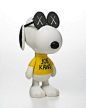 日牌 OriginalFake × Peanuts 的 XX 眼镜款 Snoopy 公仔，穿着印有 “JOE KAWS” 字样的 T-Shirt，刚推出的时候没有买，今天偶然看见，依然想入。 售价:2280元