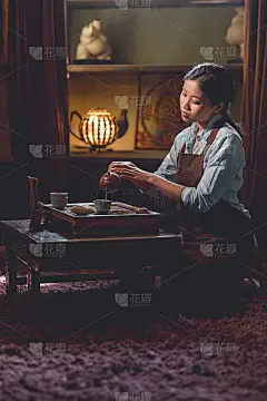 年轻的茶艺大师在房间里