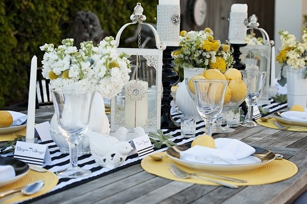 时尚的婚礼灵感:黑色和白色条纹+跳跃的黄...