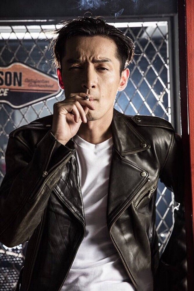 胡歌机车胡皮衣胡四儿李奇拍最新帅图雅痞无水印壁纸吸烟有害健康