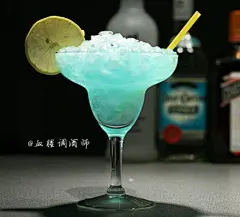 Margarita玛格丽特】1949年全美鸡尾酒大赛冠军~入口，烈酒的火辣瞬间被青柠的温柔冲淡，热烈，如泪般的细盐又给你一种淡淡的哀思~龙舌兰1盎司，君度1盎司，柠檬汁2盎司 ，糖浆?盎司，杯口蘸均匀盐圈待用~基酒及辅料倒入摇壶，加冰摇至壶壁结霜，入杯