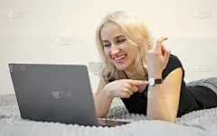 快乐的女孩指着时钟。珍惜时间。