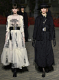 西班牙广场上的巴洛克女郎｜ 2023 : Dior2023 早春度假系列来到了塞维利亚的西班牙广场。 塞维利亚西班牙广场为1929年举办的伊比利亚美洲世界博览会而建，是新文艺复兴建筑风格的代表，融合了哥特风格、巴洛克风格、摩尔复兴风格等元素。