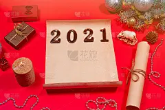 红色背景上是羊皮纸、一卷写着2021年要做的事情和文本。圣诞节，节日贺卡与明年的计划