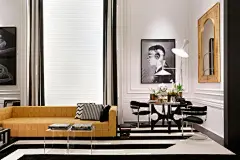 原创的想法，跨大西洋的灵感。由德意志建筑师米斯·范德罗（Mies van der Rohe）所创造的“少是多”，这是Torres最伟大的偶像之一，矛盾的是与传说中的美国装饰师多萝西·德雷珀（Dorothy Draper）的传说相对立。对她来说，更多的是更好。在黑色和白色的地板，漂亮的厨房和超大的手柄，她的气氛是偏心，旺盛和迷人。这个开创性的装饰的故事将自己的室内设计历史与专业活动相结合。她的办公室，从1920年到1960年不知疲倦地工作，生产了一些标志性的项目，包括大酒店。多萝茜也在巴西留下了印记，内部标