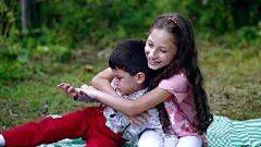 这个小男孩被他的妹妹冒犯了。