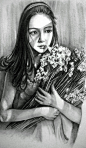 素描抱鲜花的少女