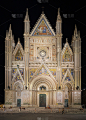 意大利翁布里亚，奥维多大教堂的夜景，这座城市最具标志性的地标
