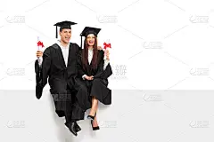 一对夫妇手持毕业证书，庆祝毕业