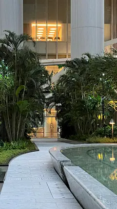 汕尾保利金町湾·云璟 入口广场两侧采用大地景观的塑造手法，以律动起伏的地景作为空间设计要素，用现代的设计手法将其形态简化概括，既有海浪起伏的 ...