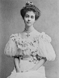 【来自投稿】唐顿庄园里女主人Cora Crawley的原型——马尔伯勒公爵夫人（原名Consuelo Vanderbilt）。她是美国铁路大亨威廉·范德比尔特的女儿，1877年出生于纽约。年轻的Consuelo被母亲强迫嫁给英国马尔伯勒公爵九世，获得贵族头衔。这位伯爵娶她，是为了获得她家族的财产，以维持自己庄园的运作。这次 ​​​​...展开全文（约250字）c