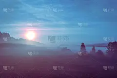 草地上的日出。乡下有雾的早晨
