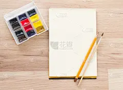 水彩颜料、毛笔、铅笔、清水和空白纸