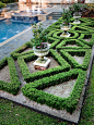 Traditional Pool and Landscaping : In a very large estate, it is necessary to divide the property into zones of activity and areas of special interest. This is necessary in order to create a feeling of invitation and intimacy in those