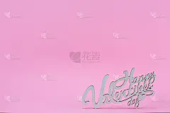 粉红色背景上写着“情人节快乐”的贺卡。铭文的空间。